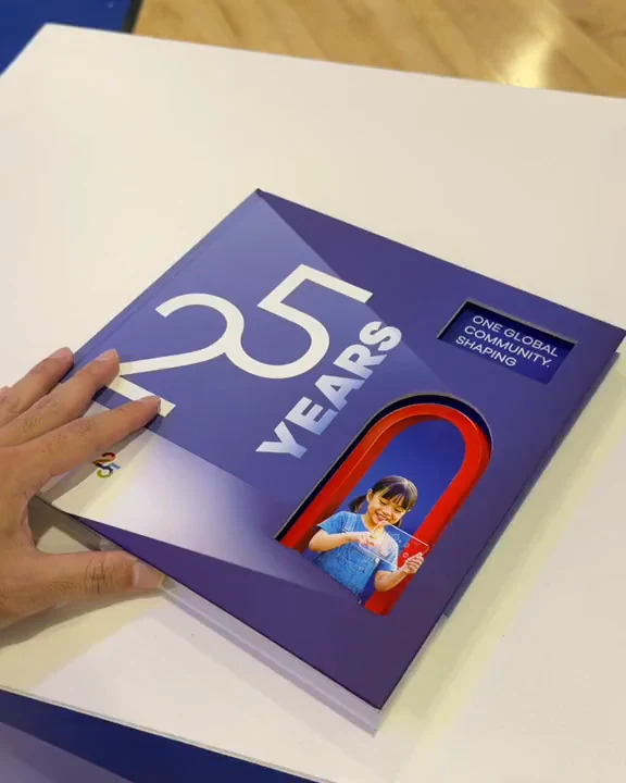 Hands opening the GSG25 book